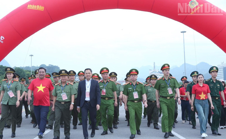 Lãnh đạo Ủy ban nhân dân tỉnh Sơn La và các sở, ngành cùng tham gia hưởng ứng chương trình “Cùng Việt Nam tiến bước” do Báo Nhân Dân và Bộ Công an phối hợp tổ chức. ndo_tr_8.jpg