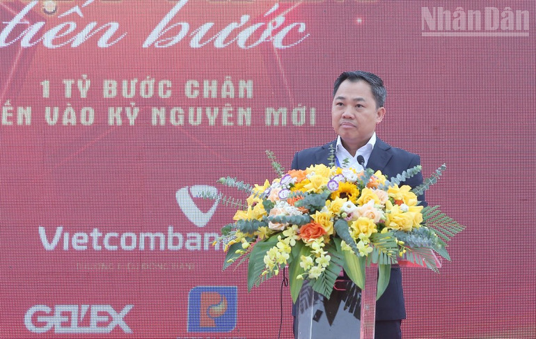 Đồng chí Nguyễn Đình Việt, Chủ tịch Ủy ban nhân dân tỉnh Sơn La phát biểu tại chương trình“Cùng Việt Nam tiến bước”. ndo_tr_9.jpg