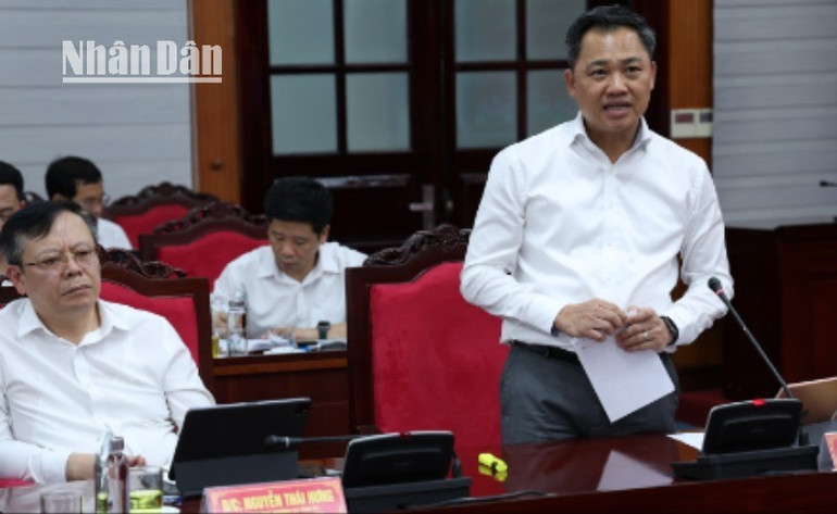 Đồng chí Nguyễn Đình Việt, Phó Bí thư Tỉnh ủy, Chủ tịch Ủy ban nhân dân tỉnh Sơn La báo cáo tại cuộc làm việc. 22-1150.jpg