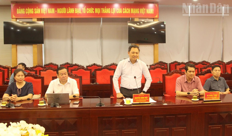 Đồng chí Nguyễn Đình Việt, Chủ tịch Ủy ban nhân dân tỉnh Sơn La thông tin tình hình khắc phục nhà ở cho các hộ dân do thiên tai gây ra tại Sơn La tới đoàn công tác của Tập đoàn Xăng dầu Việt Nam. ndo_tr_1-4707.jpg