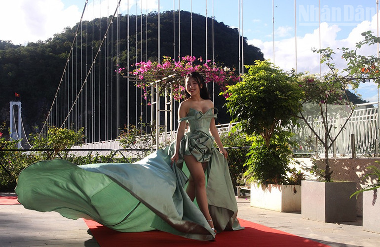 នៅវគ្គផ្តាច់ព្រ័ត្រនៃកម្មវិធី Miss Vietnam Ethnic Tourism 2025 ក៏មានការសម្តែងសំលៀកបំពាក់របស់អ្នករចនាដ៏ល្បីល្បាញផងដែរ។ ndo_tr_4.jpg