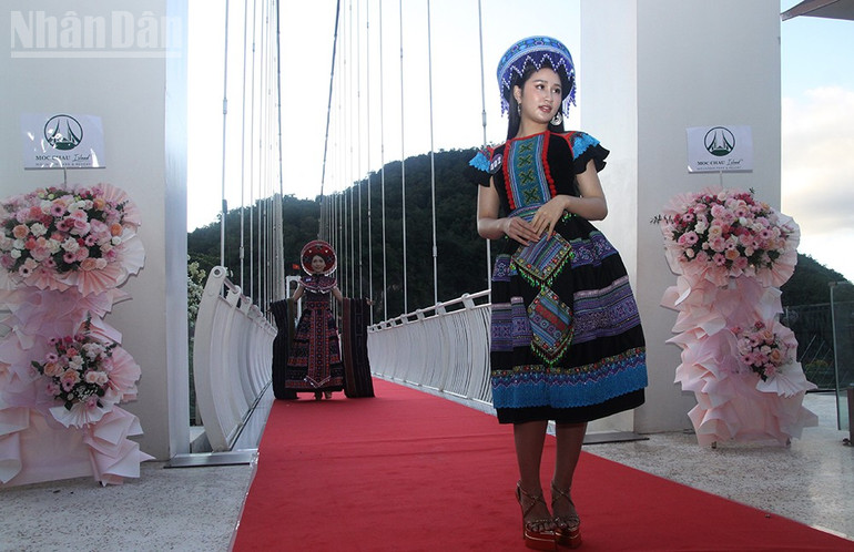 បេក្ខនារីម្នាក់សម្តែងឈុតជនជាតិ H'Mong ក្នុងវគ្គផ្តាច់ព្រ័ត្រនៃ Miss Ethnic Tourism Vietnam 2025។ ndo_tl_13.jpg