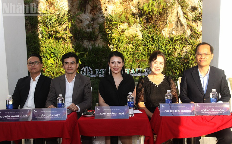 គណៈវិនិច្ឆ័យរួមមានសកម្មជនសង្គម អ្នកសារព័ត៌មាន សិល្បករ និងម្ចាស់ក្សត្រីដ៏មានកិត្យានុភាពជាច្រើននៅក្នុងប្រទេស។ ndo_tl_7-8046.jpg