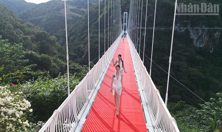 អ្នកចូលរួមប្រកួតក្នុងឈុតហែលទឹកនៅលើស្ពាន Bach Long Glass កោះម៉ុកចូវ។ ndo_tr_17.jpg