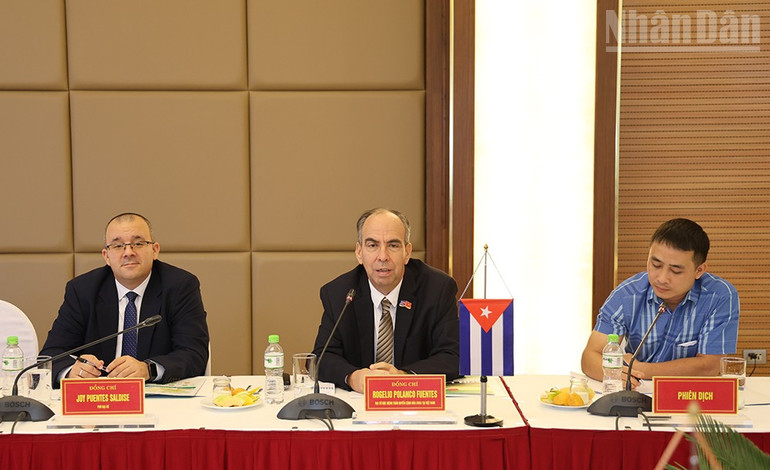 A Kubai Köztársaság vietnami nagykövetségének küldöttségét Rogelio Polanco Fuentes elvtárs, a Kubai Köztársaság vietnami rendkívüli és meghatalmazott nagykövete vezette. ndo_tr_4-9866.jpg