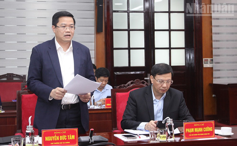 На рабочем совещании с представителями провинции Шонла выступил заместитель министра финансов товарищ Нгуен Дык Там. ndo_tr_2-6415.jpg