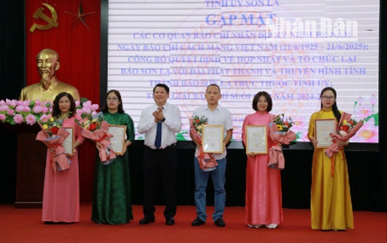 Đồng chí Lò Minh Hùng, Phó Bí thư thường trực Tỉnh ủy Sơn La trao Chứng nhận cho các nhóm tác giả và tác giả đạt giải A giải Báo chí Suối Reo tỉnh Sơn La năm 2024-2025 7-8450.jpg