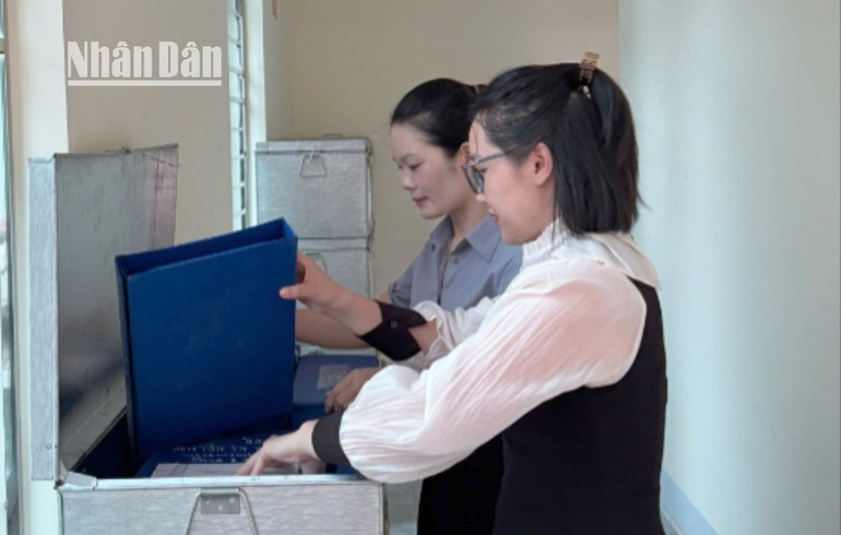 Cán bộ, công chức phường Chiềng Cơi khẩn trương tiến hành lưu trữ hồ sơ tài liệu trước thời điểm vận hành chính quyền địa phương 2 cấp. (Ảnh: LAM GIANG) 1-8656.jpg