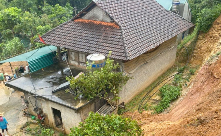 Sau mưa lũ, nhiều nhà của các hộ dân ở Sơn La nằm trong diện phải di dời khẩn cấp trước nguy cơ sạt lở. (Ảnh: NGUYỄN THẢN) 16.jpg