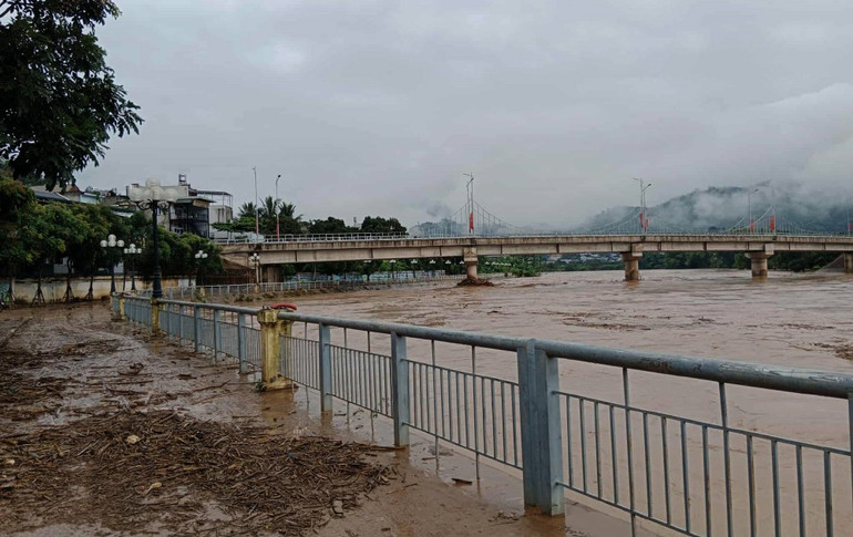 Hiện mực nước dâng ở khu vực kè sông Mã đoạn chảy qua xã Sông Mã đang rút dần. (Ảnh: NGUYỄN THÊM) 11.jpg