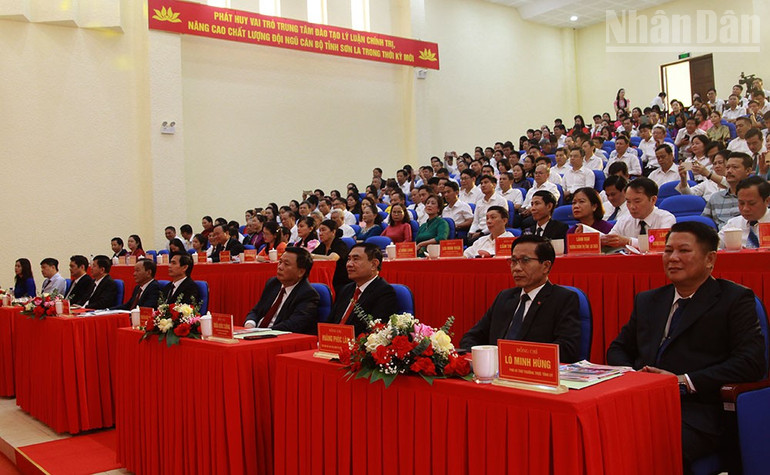 Các đại biểu dự Lễ công nhận đạt chuẩn mức 1 cho Trường chính trị tỉnh Sơn La. ndo_tr_4.jpg