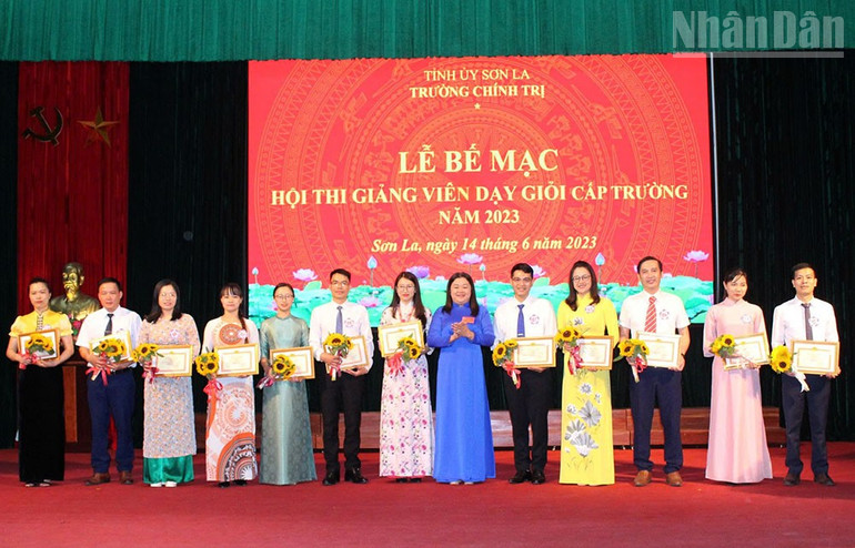 Từ năm 2020 đến hết tháng 6/2025, Trường chính trị tỉnh Sơn La đã thực hiện 134 lớp đào tạo, bồi dưỡng với 8.153 lượt học viên. ndo_tr_1.jpg