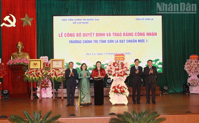 Đồng chí Hoàng Quốc Khánh, Bí thư Tỉnh ủy và Lò Minh Hùng, Phó Bí thư Tỉnh ủy Sơn La tặng hoa chúc mừng Trường chính trị tỉnh Sơn La. ndo_tr_6.jpg