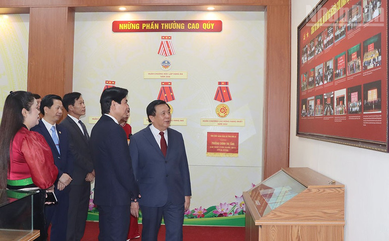 Đồng chí Nguyễn Xuân Thắng tham quan phòng truyền thống của Trường chính trị tỉnh Sơn La. ndo_tr_8.jpg