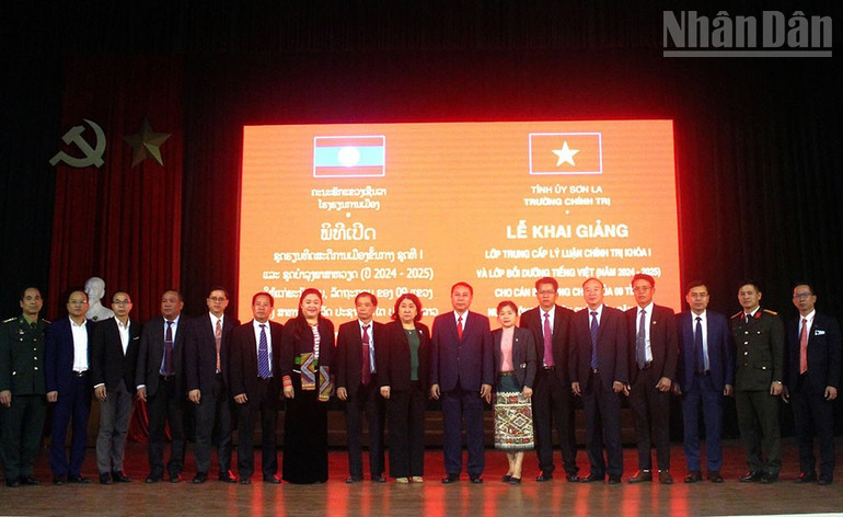 Trong thời gian, Trường chính trị tỉnh Sơn La đã tổ chức đào tạo cán bộ cho 9 tỉnh Bắc Lào, được nước bạn Lào đánh giá cao. ndo_tr_2.jpg