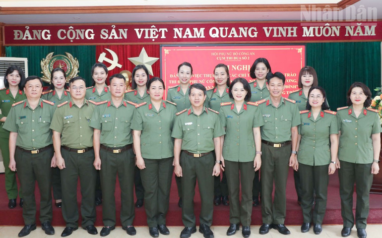 Các đại biểu chụp ảnh lưu niệm tại Hội nghị sơ kết. ndo_tr_3.jpg