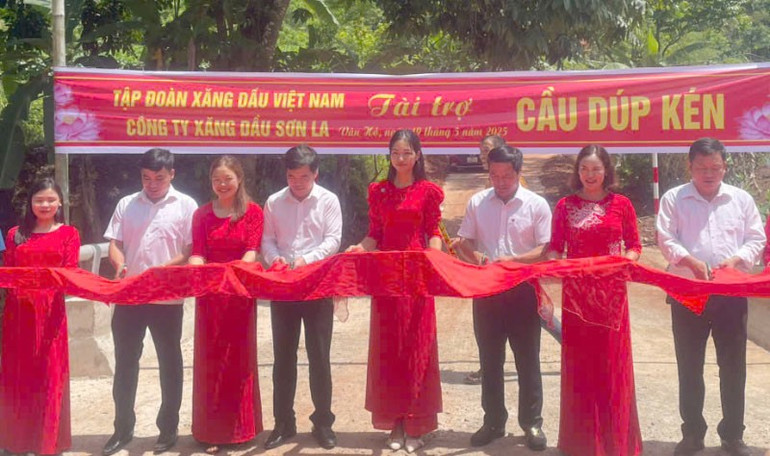 Khánh thành cầu dân sinh tại bản Dúp Kén, xã Vân Hồ từ nguồn hỗ trợ của Tập đoàn Xăng dầu Việt Nam. 4-1282.jpg