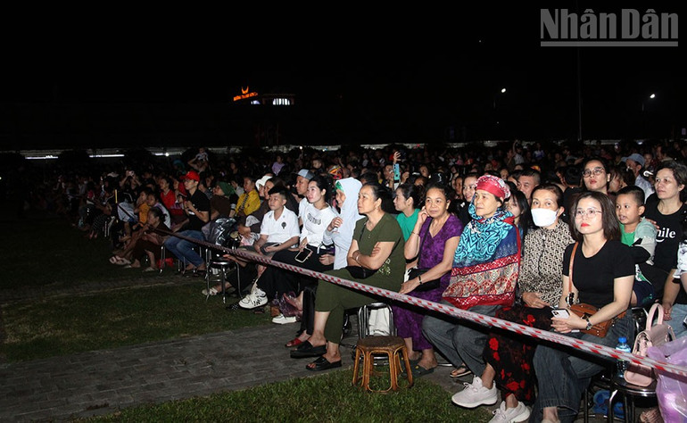 ປະຊາຊົນບັນດາເຜົ່າເປັນຈຳນວນຫຼວງຫຼາຍໄດ້ເຂົ້າຮ່ວມພິທີສະເຫຼີມສະຫຼອງ 130 ປີແຫ່ງວັນສ້າງຕັ້ງແຂວງ ເຊີນລາ. ndo_tr_2-9731.jpg