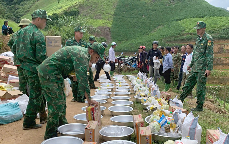 Những vật dụng thiết yếu được cán bộ, chiến sĩ Bộ đội Biên phòng Sơn La phối hợp với các nhóm thiện nguyện kịp thời đưa đến hỗ trợ người dân vùng lũ. 6.jpg