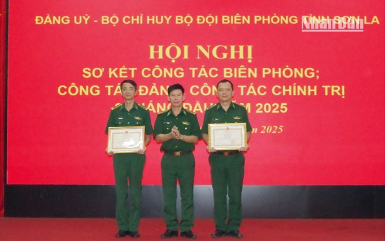 Bộ Chỉ huy Bộ đội Biên phòng tỉnh Sơn La chuyển trao Bằng khen của Bộ Tư lệnh Bộ đội Biên phòng cho các tập thể và cá nhân có thành tích. anh-2-9812.jpg