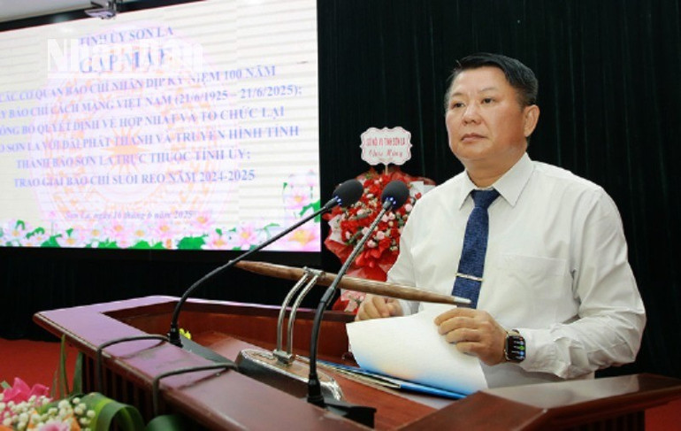 Đồng chí Lò Minh Hùng, Phó Bí thư thường trực Tỉnh ủy Sơn La phát biểu tại lễ kỷ niệm 100 năm Ngày Báo chí Cách mạng Việt Nam và công bố quyết định sáp nhập Báo Sơn La và Đài Phát thanh-Truyền hình tỉnh Sơn La. 5-7678.jpg