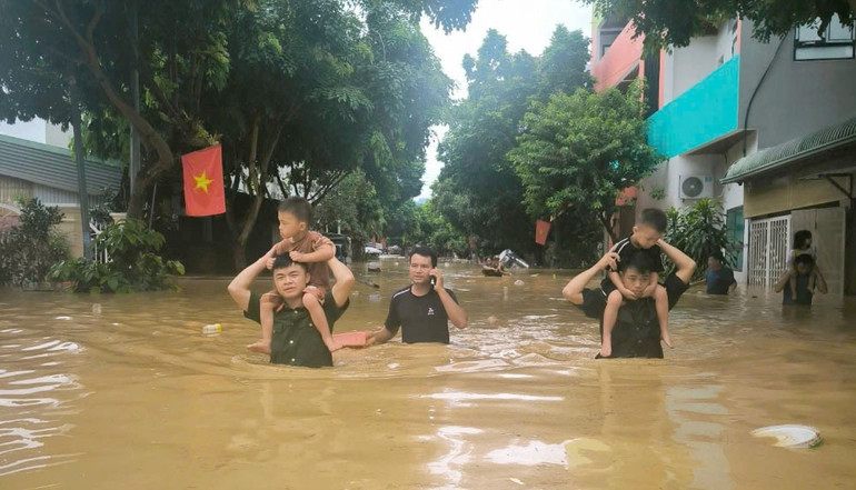 Các lực lượng tham gia hỗ trợ người dân di chuyển ra khỏi khu vực bị ngập. 20.jpg
