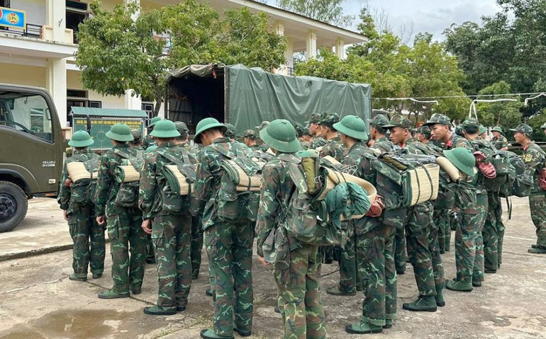 Tỉnh Sơn La tiếp tục huy động gần 300 đồng chí thuộc các lực lượng của Ban Chỉ huy Phòng thủ Khu vực 2-Sông Mã, Bộ đội Biên phòng, Công an và dân quân tham gia giúp nhân dân ứng phó với mưa lũ. 27.jpg