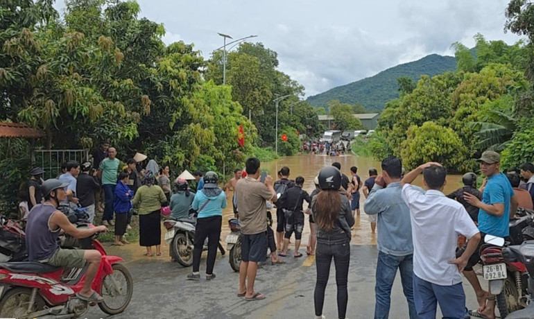 Đoạn Km65, Quốc lộ 4G đoạn xã Chiềng Cang hướng tỉnh Sơn La vào các xã thuộc huyện Sông Mã cũ ngập sâu hơn 1.5m. 25.jpg