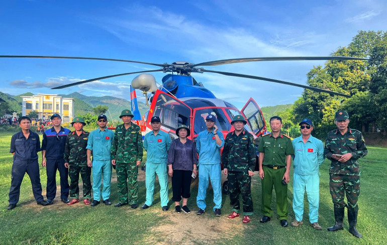 Lực lượng tham gia hỗ trợ cùng trực thăng cứu hộ 8 người bị cô lập. 28.jpg