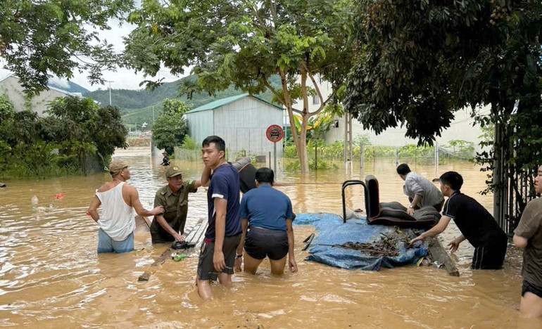 Các hộ dân hỗ trợ nhau di chuyển tài sản khỏi nơi bị ngập. 23.jpg
