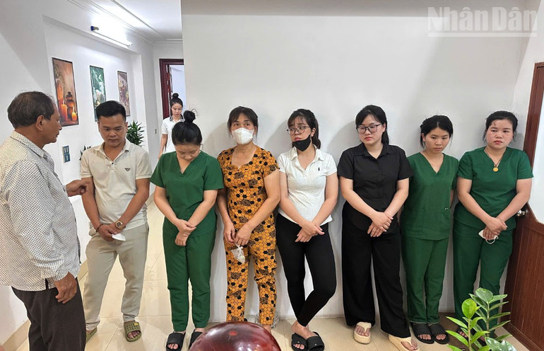 Bệnh nhân nhận diện các nhân viên hoạt động ở cơ sở khám chữa bệnh tại Vĩnh Yên, Vĩnh Phúc. ndo_tr_4.jpg