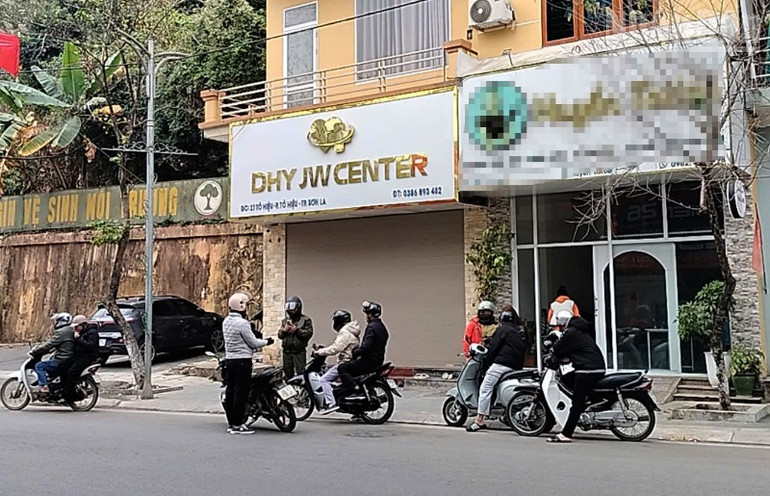 Sáng 9/1/2025, Trung tâm khám, chữa bệnh DHY JW CENTER số 27 đã đóng cửa im lìm và trước cửa là nhiều người dân đang đứng gọi điện nhưng không liên lạc được. ndo_tr_1.jpg