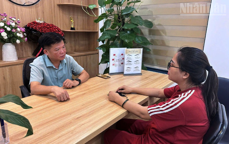 Đại tá Trần Thanh Sơn, Phó Giám đốc Công an tỉnh đấu tranh với đối tượng Nguyễn Thị Huyền tại cơ sở Tuyên Quang. ndo_tr_6.jpg