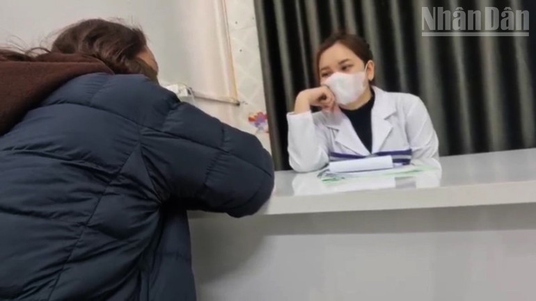 Một người tự xưng là bác sĩ của Đại học Y đang tư vấn, giới thiệu các gói chữa bệnh cho người dân tại Trung tâm khám, chữa bệnh DHY JW CENTER số 27 Tô Hiệu. (Ảnh cắt từ clip ngày 6/1/2025). ndo_tr_8.jpg