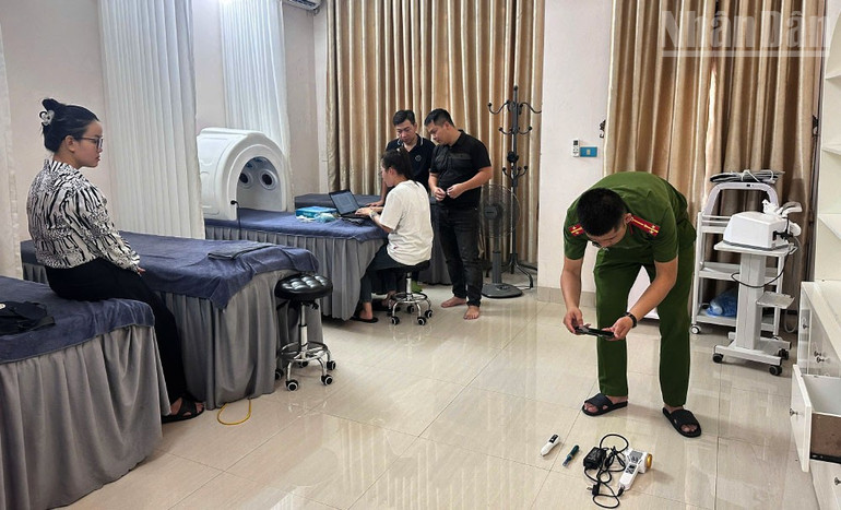 Lực lượng Công an khám xét tại cơ sở Vĩnh Yên, Vĩnh Phúc. ndo_tr_3.jpg