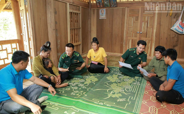 Cùng với tuyên truyền tập trung tại nhà văn hóa bản, các Đồn Biên phòng ở Sơn La còn cử cán bộ phối hợp đến trực tiếp các hộ dân tuyên truyền về quy định của pháp luật trong quản lý, sử dụng vật liệu nổ, công cụ hỗ trợ. ndo_tr_4.jpg