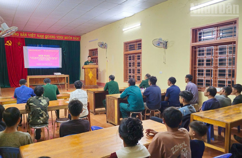 Buổi tuyên truyền của cán bộ Đồn Biên phòng Mường Cai tại bản Hua Bin, xã Mường Hung. ndo_tr_anh-1.jpg