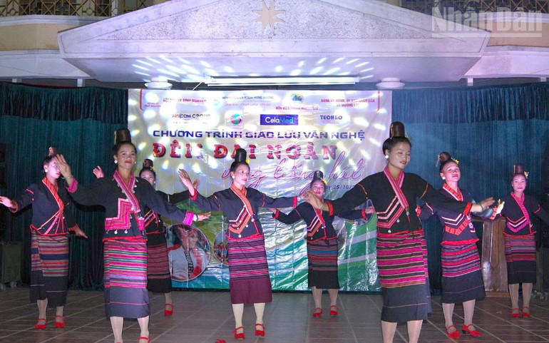 Trong thời gian tổ chức khám, chữa bệnh cho nhân dân các bản biên giới, đoàn đã tổ chức giao lưu văn nghệ với đội văn nghệ các bản. ndo_tr_7.jpg