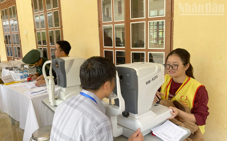 Các bác sĩ dùng thiết bị hiện đại để khám mắt cho nhân dân. ndo_tr_anh-2.jpg
