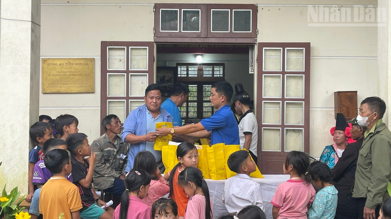 Chương trình đã tặng quà, cấp thuốc miễn phí cho nhân dân. ndo_tr_anh-6.jpg