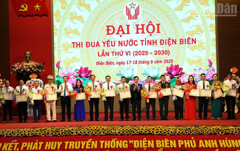 Tại Đại hội, có nhiều tập thể, cá nhân tiêu biểu được Ủy ban nhân dân tỉnh Điện Biên tặng Bằng khen. ndo_tr_z7024251035715-4a88b21410cf74264d8a30e18252aee0.jpg
