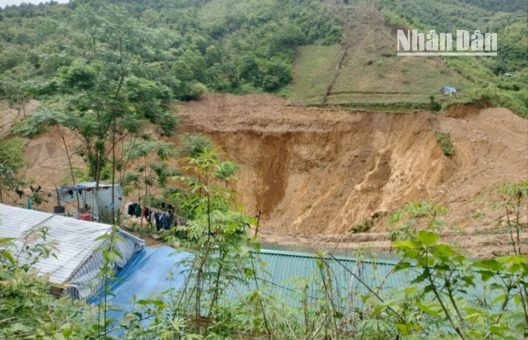 Những chiếc lán được dựng làm nơi ăn, nghỉ ngay tại khu vực phía trên của bản Lứa. 7-1115.jpg