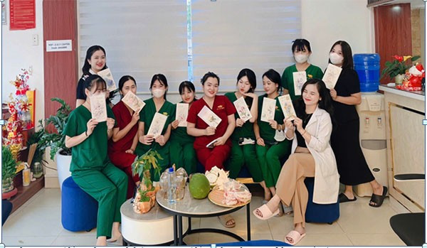 Kỹ thuật viên (đồng phục xanh lá) và bác sĩ (đồng phục đỏ và áo blouse trắng) tại Trung tâm khám, chữa bệnh DHY JW CENTER. (Ảnh: VIỆN KIỂM SÁT NHÂN DÂN KHU VỰC 1) 3.jpg