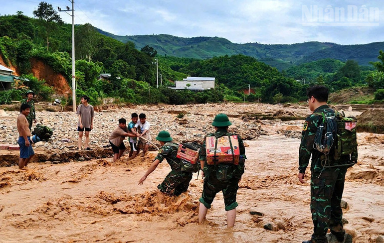 Lực lượng vũ trang tỉnh Sơn La tham gia hỗ trợ giúp người dân bị ảnh hưởng bởi mưa lũ tại các xã Chiềng Sơ, Mường Lầm... ndo_tr_5.jpg