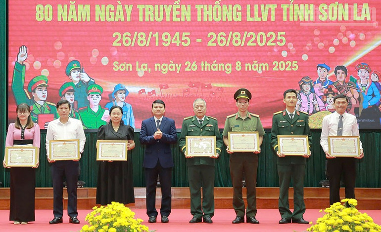 Lãnh đạo Ủy ban nhân dân tỉnh Sơn La tặng Bằng khen cho các tập thể, cá nhân. ndo_tr_9.jpg