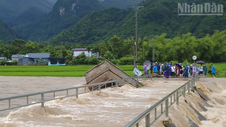 Mưa lũ gây ngập cầu tràn tại bản Giáo, xã Phù Yên, khiến cho việc lưu thông của người dân gặp khó khăn. (Ảnh: MINH CÔNG) ndo_tr_sequence-0300-00-46-22still003.jpg