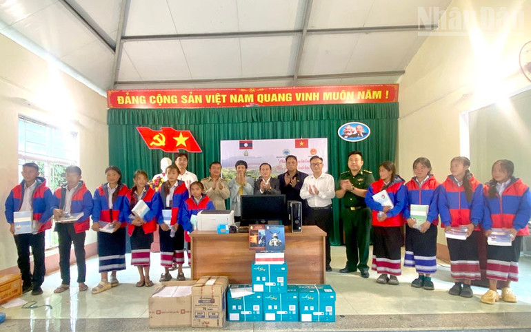 Ban Chỉ huy Đồn Biên phòng Chiềng Tương, lãnh đạo xã Lóng Phiêng và nhà tài trợ (Nhóm thiện nguyện Hà Nội) tặng thiết bị và đồ dùng học tập cho thầy và trò trường Trung học cơ sở Móng Nặm, huyện Xiềng Khọ, tỉnh Hủa Phăn, nước bạn Lào. ndo_tr_anh-1.jpg