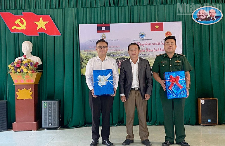 Lãnh đạo ngành giáo dục huyện Xiềng Khọ, tỉnh Hủa Phăn, nước bạn Lào tặng quà và chúc mừng cán bộ, chiến sĩ Đồn Biên phòng Chiềng Tương nhân dịp Quốc khánh nước Cộng hòa xã hội chủ nghĩa Việt Nam 2/9. ndo_tr_anh-2.jpg