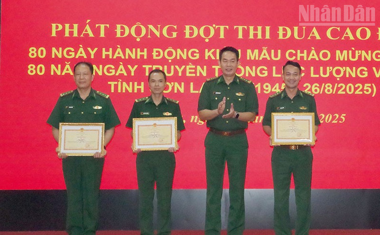 Đại tá Nguyễn Đình Huân, Chỉ huy trưởng Bộ Chỉ huy Bộ đội Biên phòng tỉnh Sơn La trao Bằng khen của Ủy ban nhân dân tỉnh Sơn La và Bộ Tư lệnh Bộ đội Biên phòng cho các tập thể và cá nhân. ndo_tr_anh-3.jpg