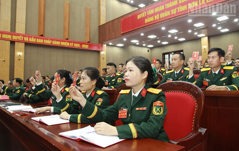 Các đại biểu tham gia biểu quyết thông qua Nghị quyết Đảng bộ Quân sự tỉnh Sơn La lần thứ XVIII, nhiệm kỳ 2025-2030. ndo_tr_5.jpg